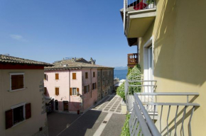 Elegante appartamento al centro storico Torri Del Benaco